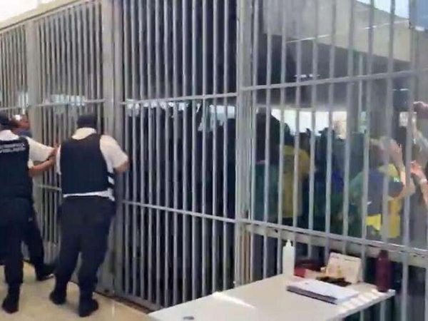 Bolsonaristas tentam invadir Ministério da Saúde em Brasília