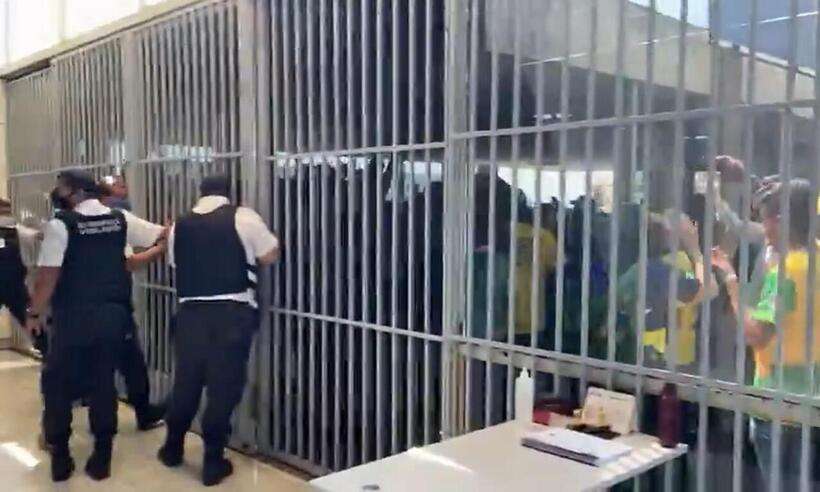 Bolsonaristas tentam invadir Ministério da Saúde em Brasília