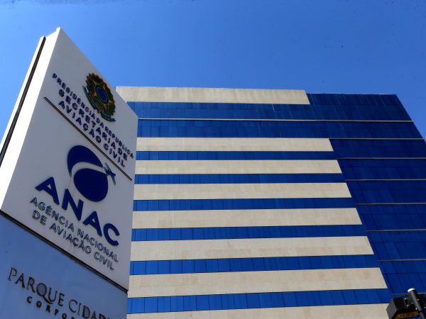 Trabalhador da aviação critica corte de comissários em voo para contornar crise da Ômicron