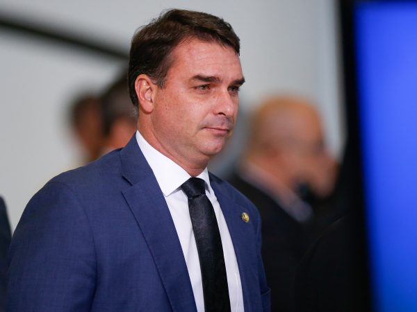 Flávio Bolsonaro vai ao Conselho de Ética contra Randolfe por menção à impeachment de Aras