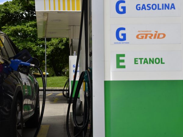 Preço da gasolina sobe R$ 0,21 por litro com novo ICMS, diz ANP