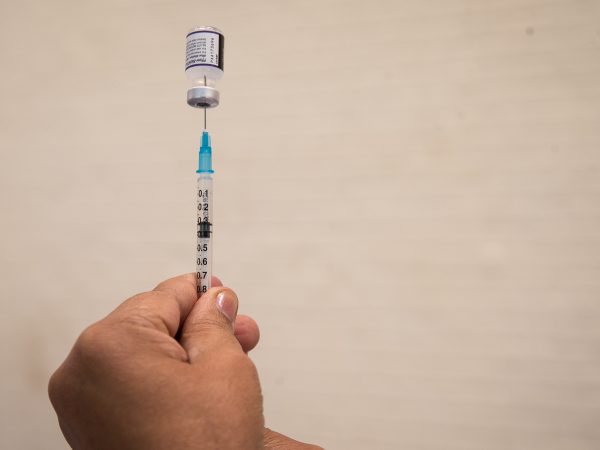 Saúde diz que não há dados suficientes para recomendar quarta dose