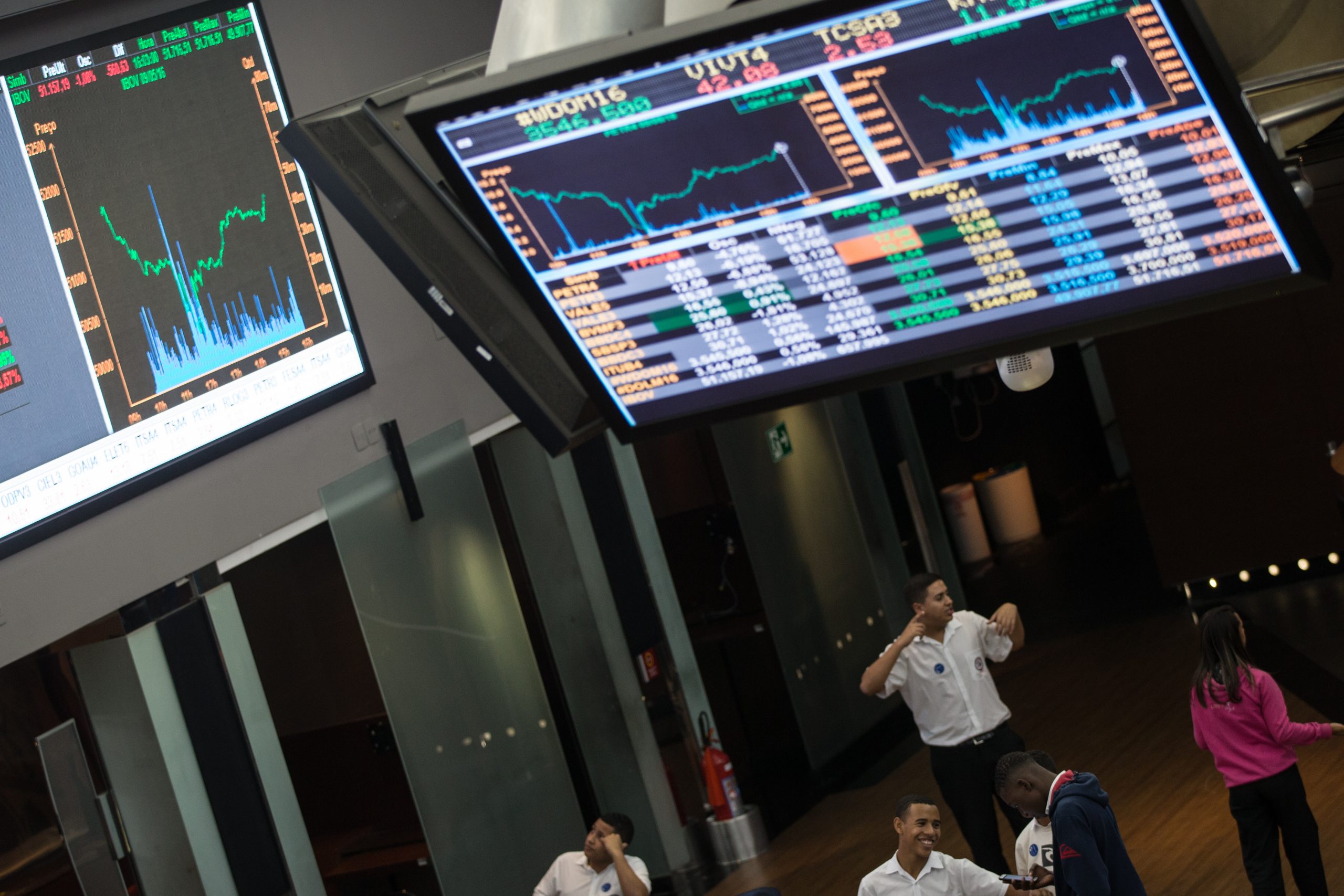 Bolsa interrompe sequência de altas e fecha abaixo dos 117 mil pontos