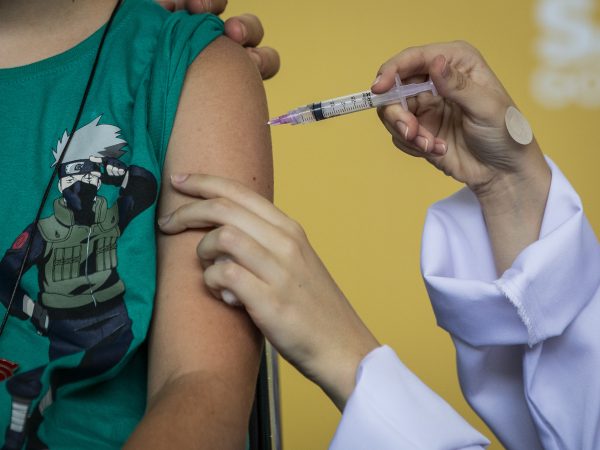 Cidade de São Paulo começa a vacinar crianças contra Covid em escolas na segunda (21)