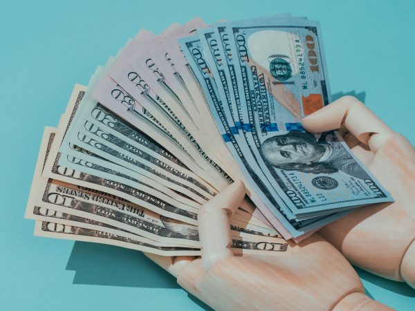 Dólar cai a R$ 5,15 e Bolsa amplia temporada de ganhos