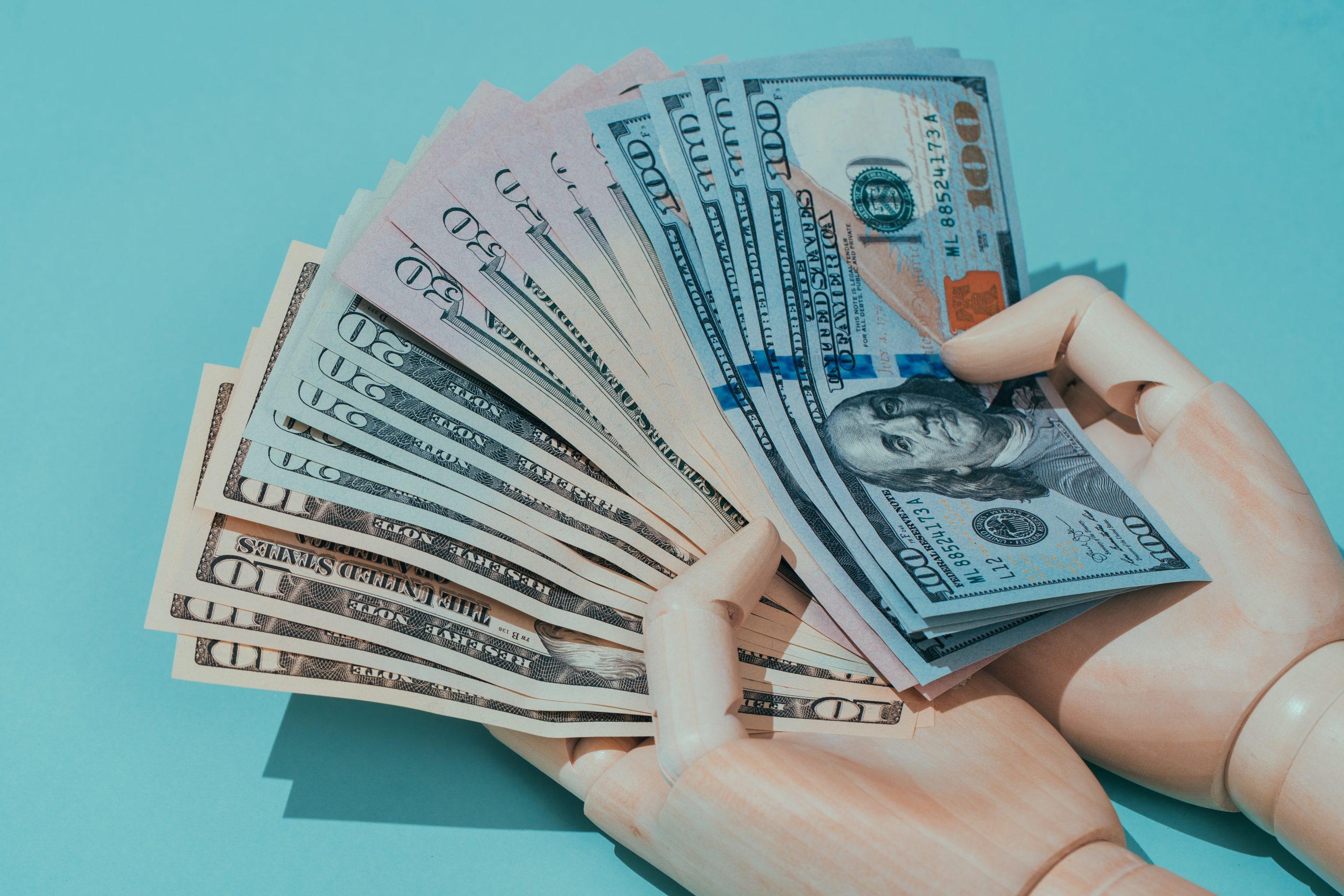 Dólar cai a R$ 5,15 e Bolsa amplia temporada de ganhos