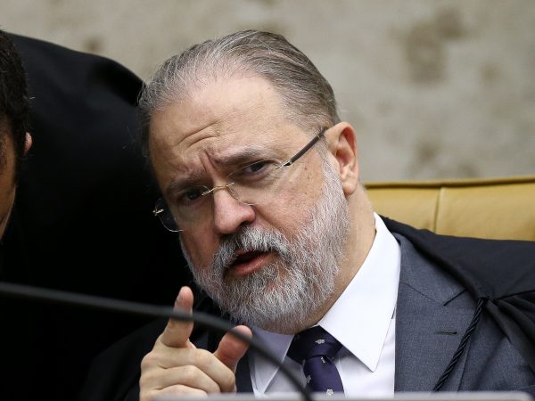 Aras pressiona Rosa Weber para arquivar    inquérito sobre Bolsonaro no caso Covaxin