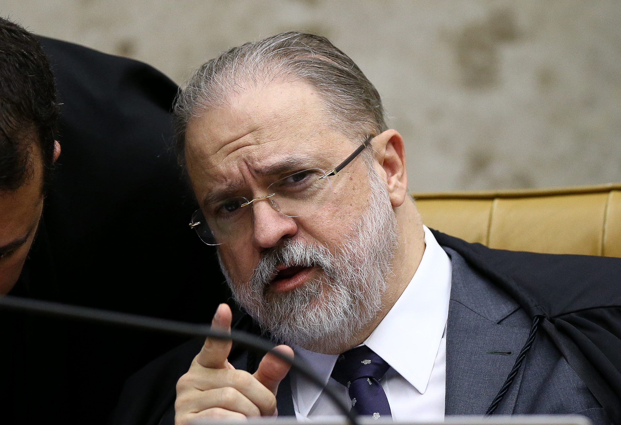 Aras pressiona Rosa Weber para arquivar    inquérito sobre Bolsonaro no caso Covaxin