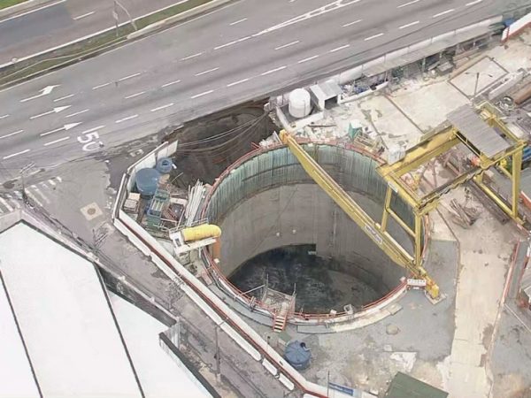 Asfalto cede e abre cratera na marginal Tietê ao lado de obra do Metrô