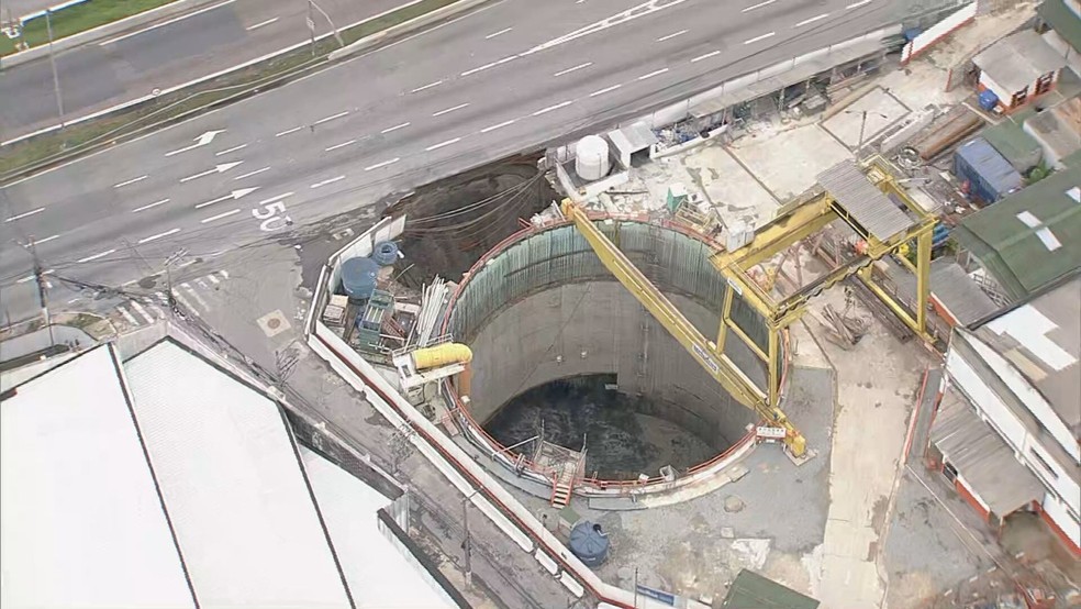 Asfalto cede e abre cratera na marginal Tietê ao lado de obra do Metrô