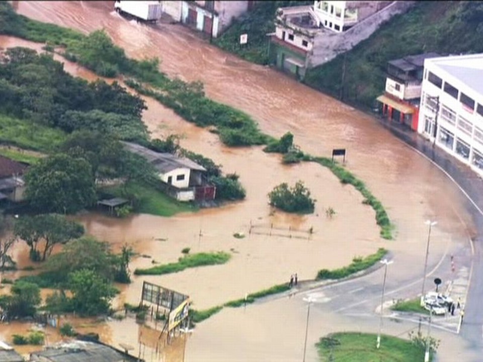 Chuva em SP deixa rastro de guerra em Franco da Rocha