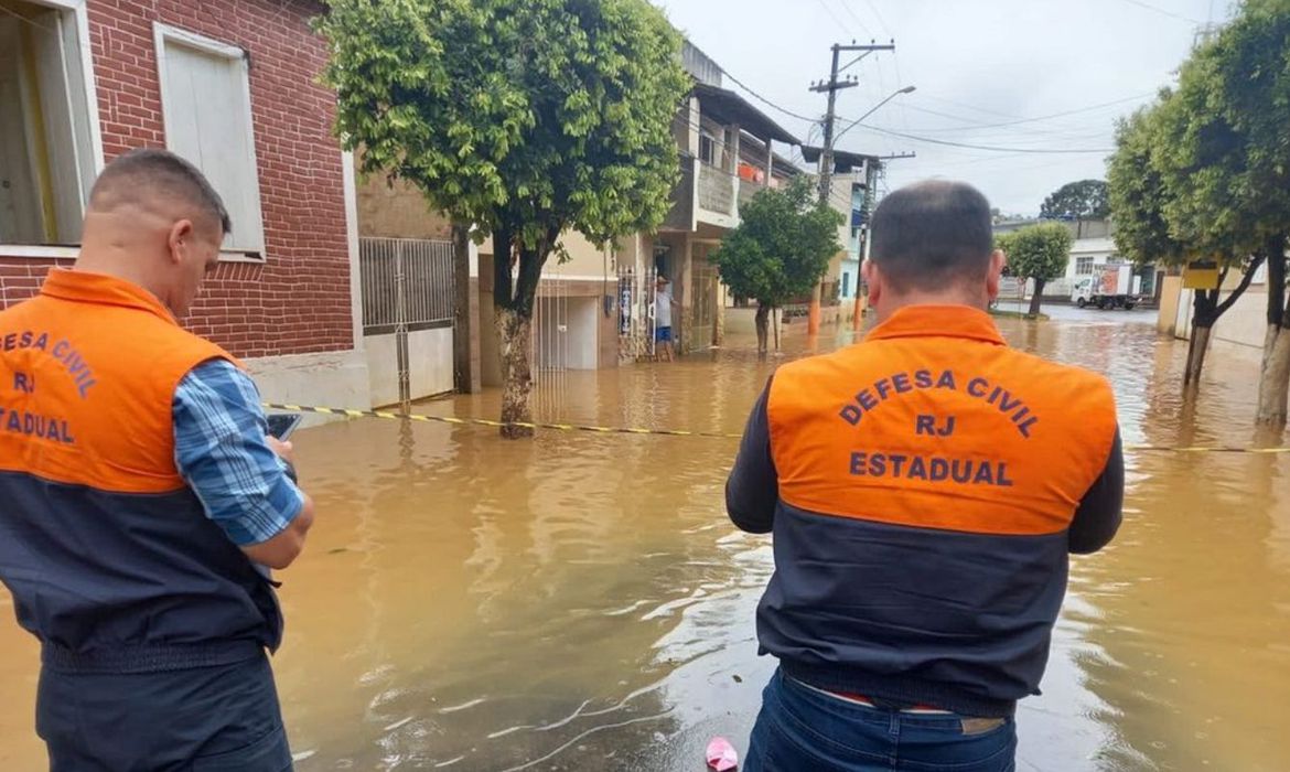 Calamidade em Petrópolis: Fortes chuvas matam  e causam inundações e deslizamentos na cidade