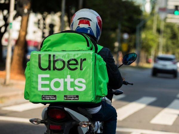 Saída da Uber Eats acirra briga entre iFood e Rappi e preocupa restaurantes