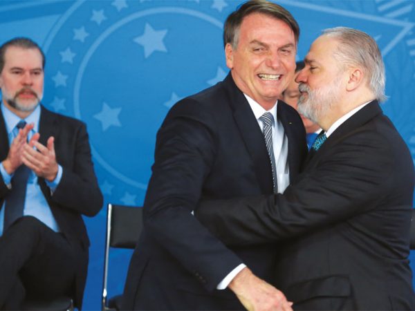 Aras pede arquivamento de inquérito contra Bolsonaro no caso Covaxin