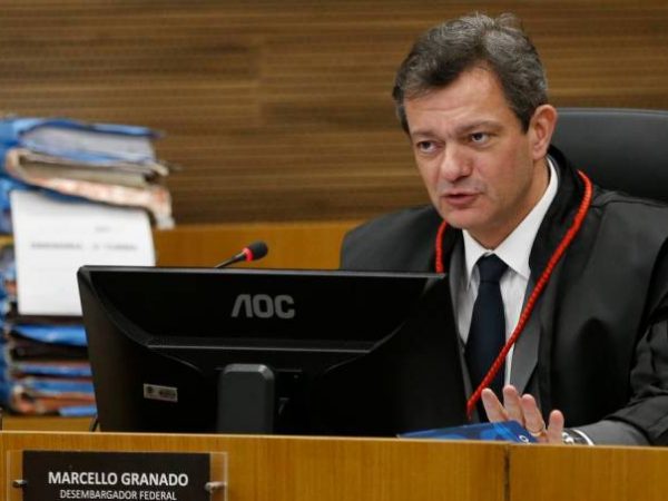 Desembargador mostra desconhecimento sobre vacina da Covid  e autoriza aluna a frequentar escola