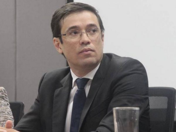Novo diretor da PF decide trocar              comando de setor que investiga Bolsonaro
