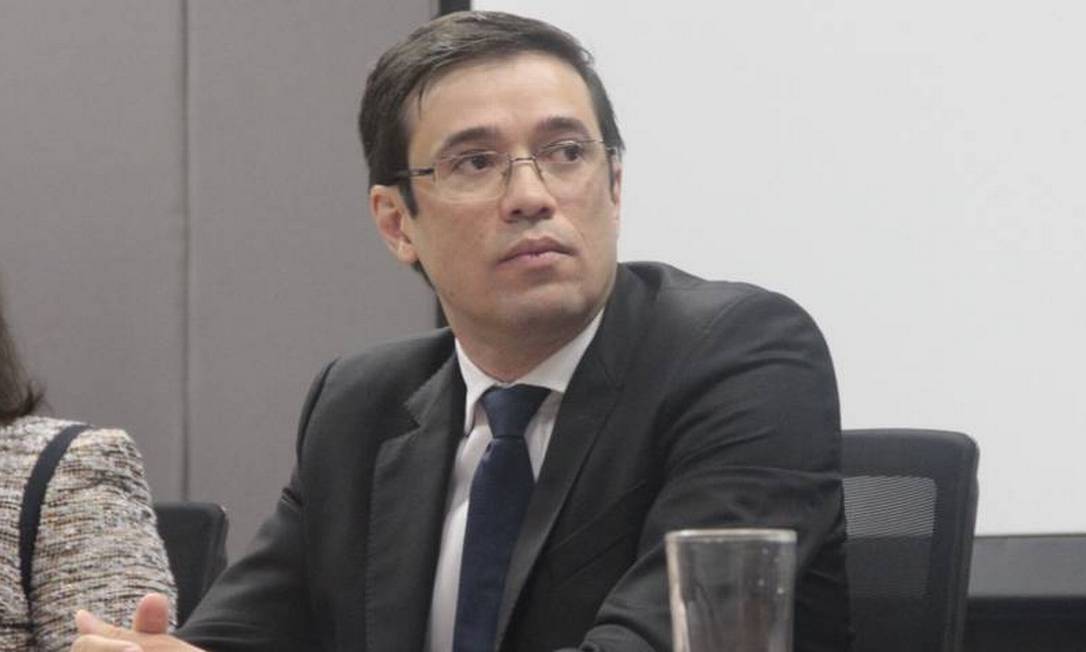 Novo diretor da PF decide trocar              comando de setor que investiga Bolsonaro