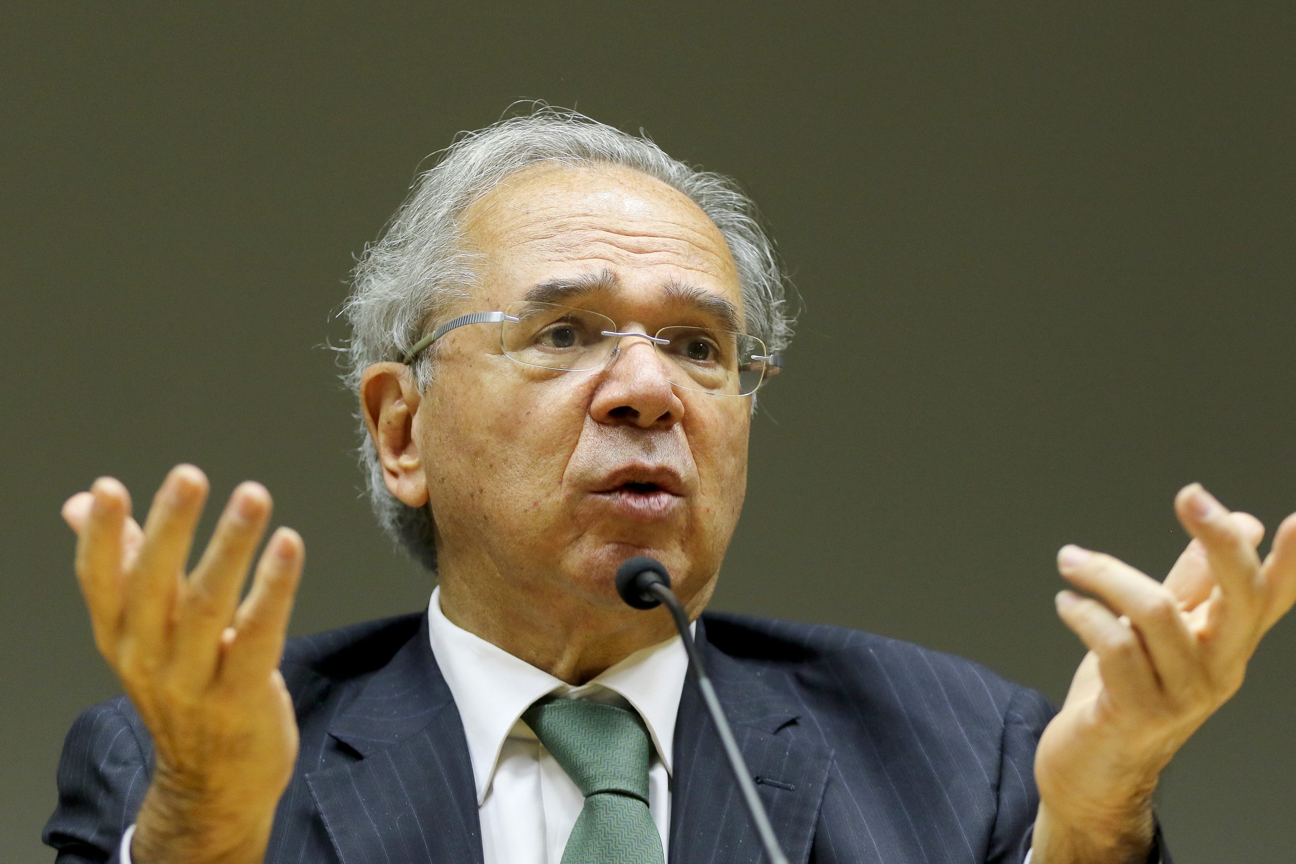 Queda de braço no governo tumultua        decisão sobre preço de combustíveis