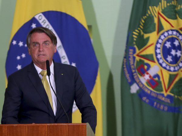 Bolsonaro agora defende que Petrobras       reduza lucro para evitar alta nos combustíveis