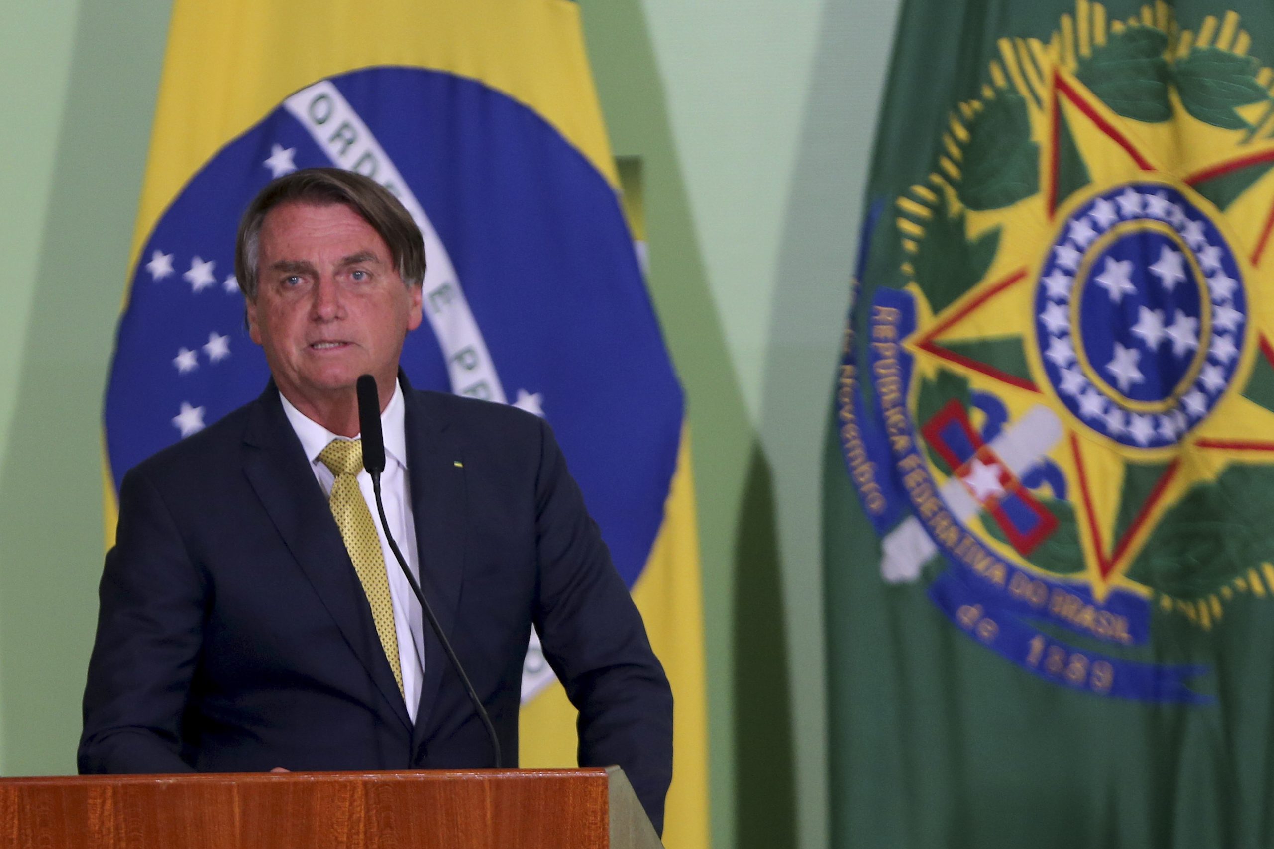 Bolsonaro agora defende que Petrobras       reduza lucro para evitar alta nos combustíveis