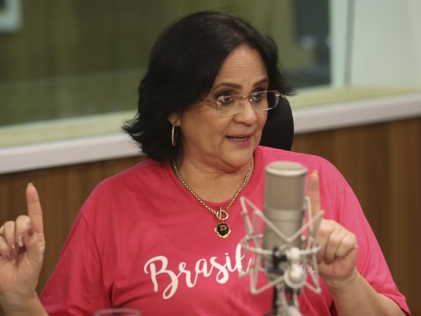 Ministério de Damares tem em 2022 menor orçamento para mulheres em quatro anos