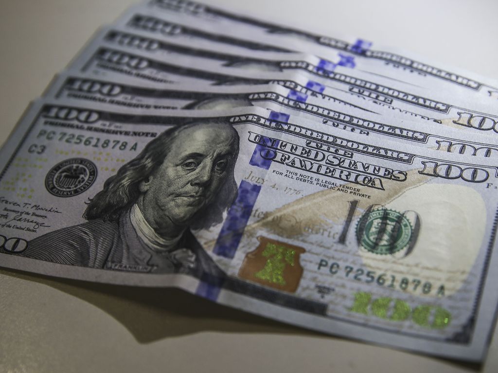 Dólar cai para R$ 4,76 e tem maior queda trimestral desde 2009