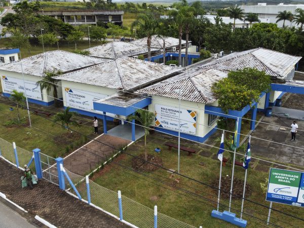 Governo do RJ inaugura Faetec e leva           outros benefícios para a Região dos Lagos