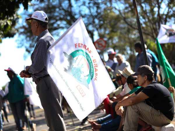 Sede da CNA é alvo de manifestantes do MST e tem muro pichado com ‘Fora Bolsoagro’