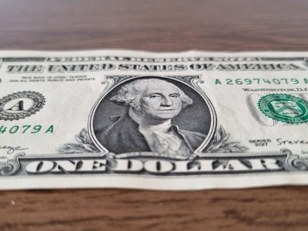 Dólar cai 1,02% com real atrativo para investidores globais
