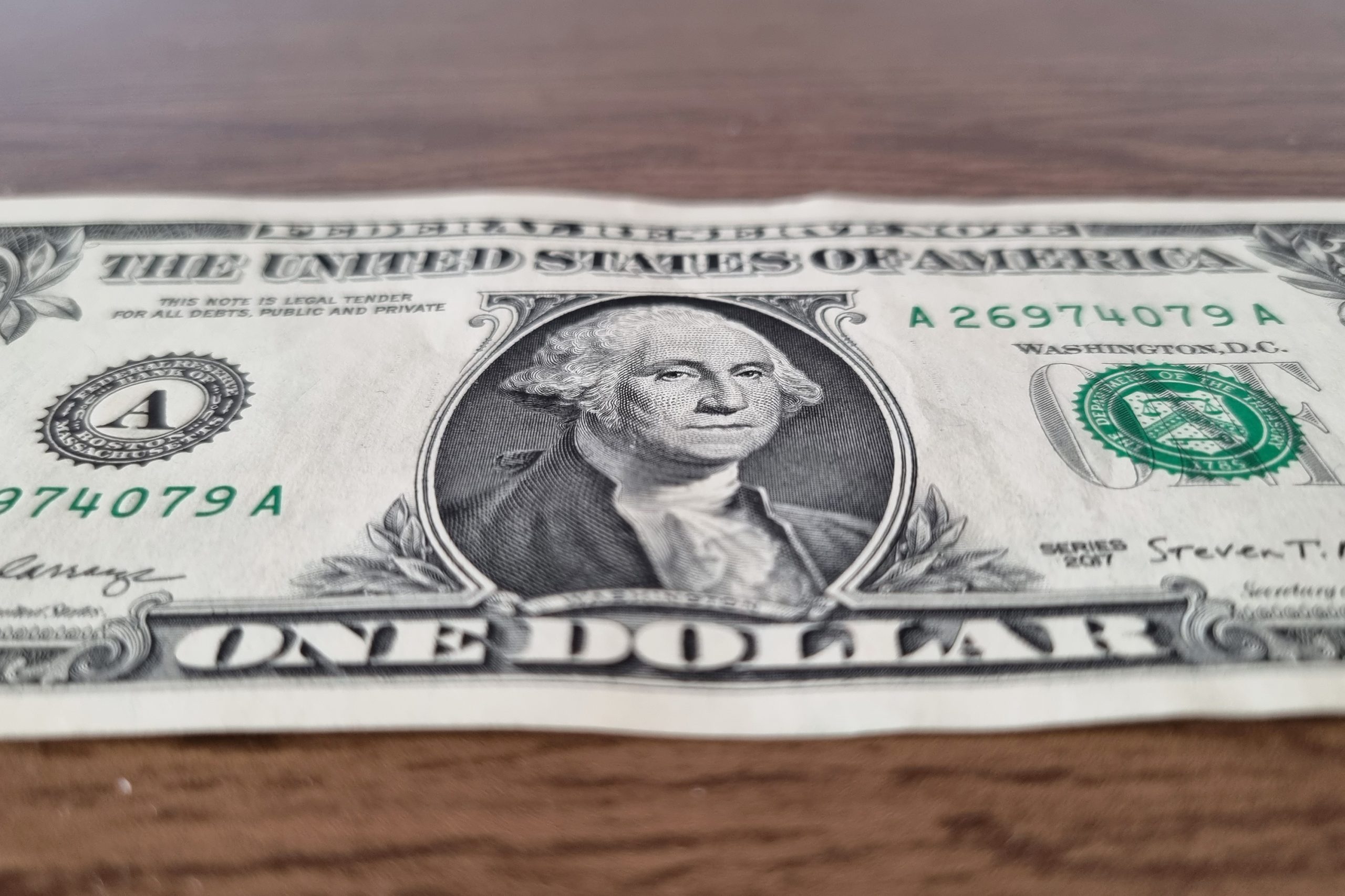 Dólar cai 1,02% com real atrativo para investidores globais
