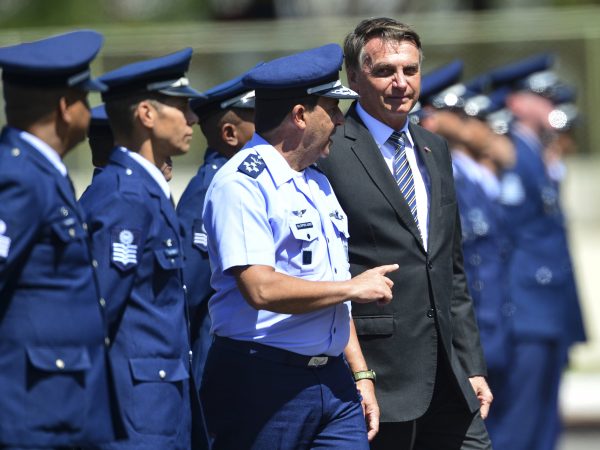 Bolsonaro diz em posse na Defesa haver decisões que fogem do político e vão para o militar