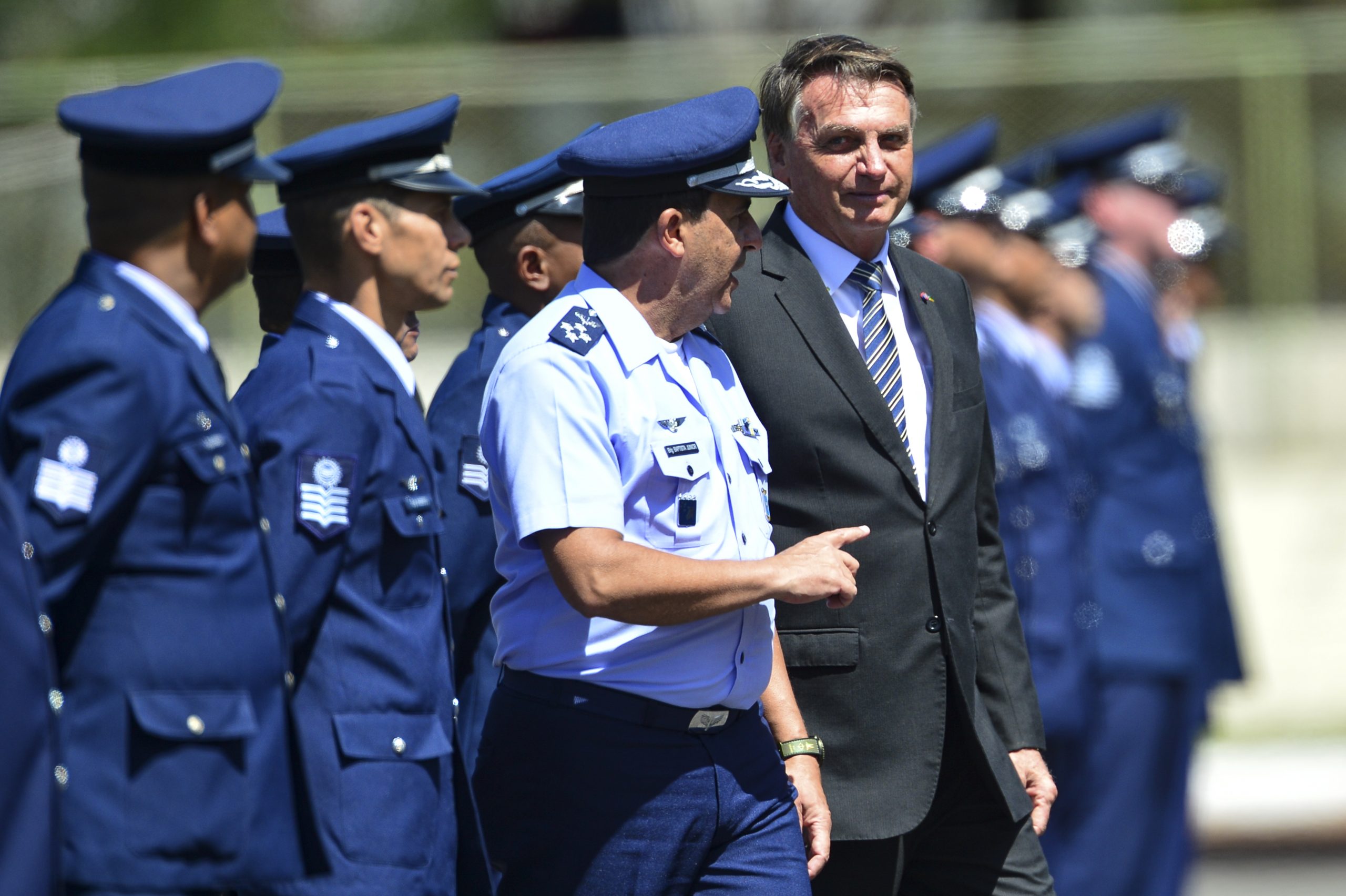 Bolsonaro diz em posse na Defesa haver decisões que fogem do político e vão para o militar