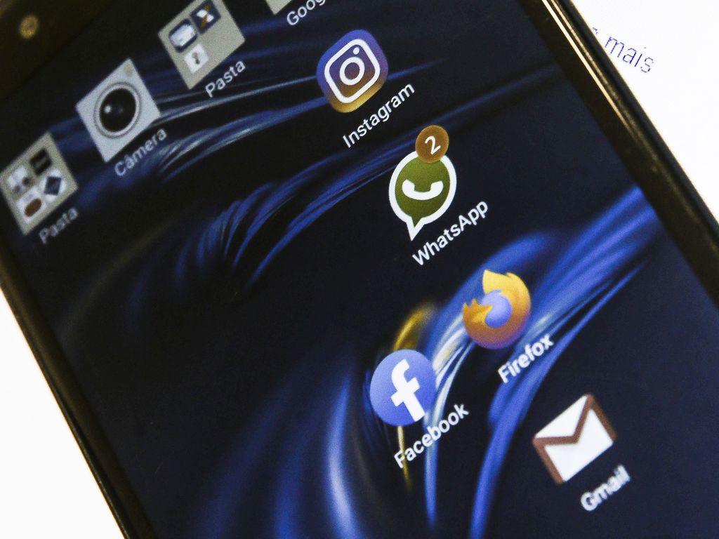Adiamento de comunidades no WhatsApp é decisão global, diz ministro