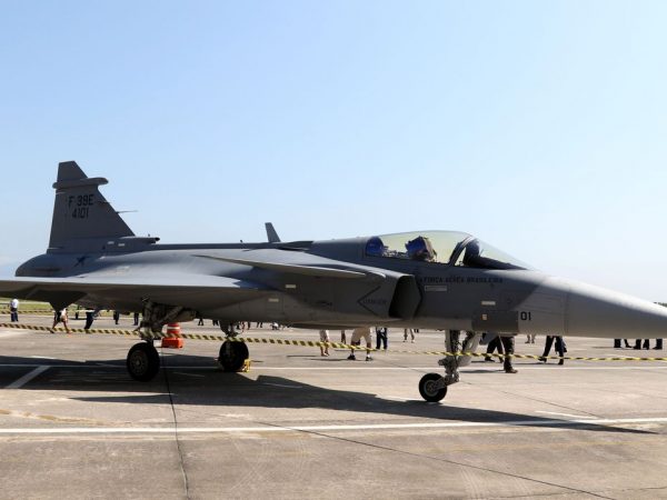 Caças Gripen comprados pelo Brasil recebem batismo operacional