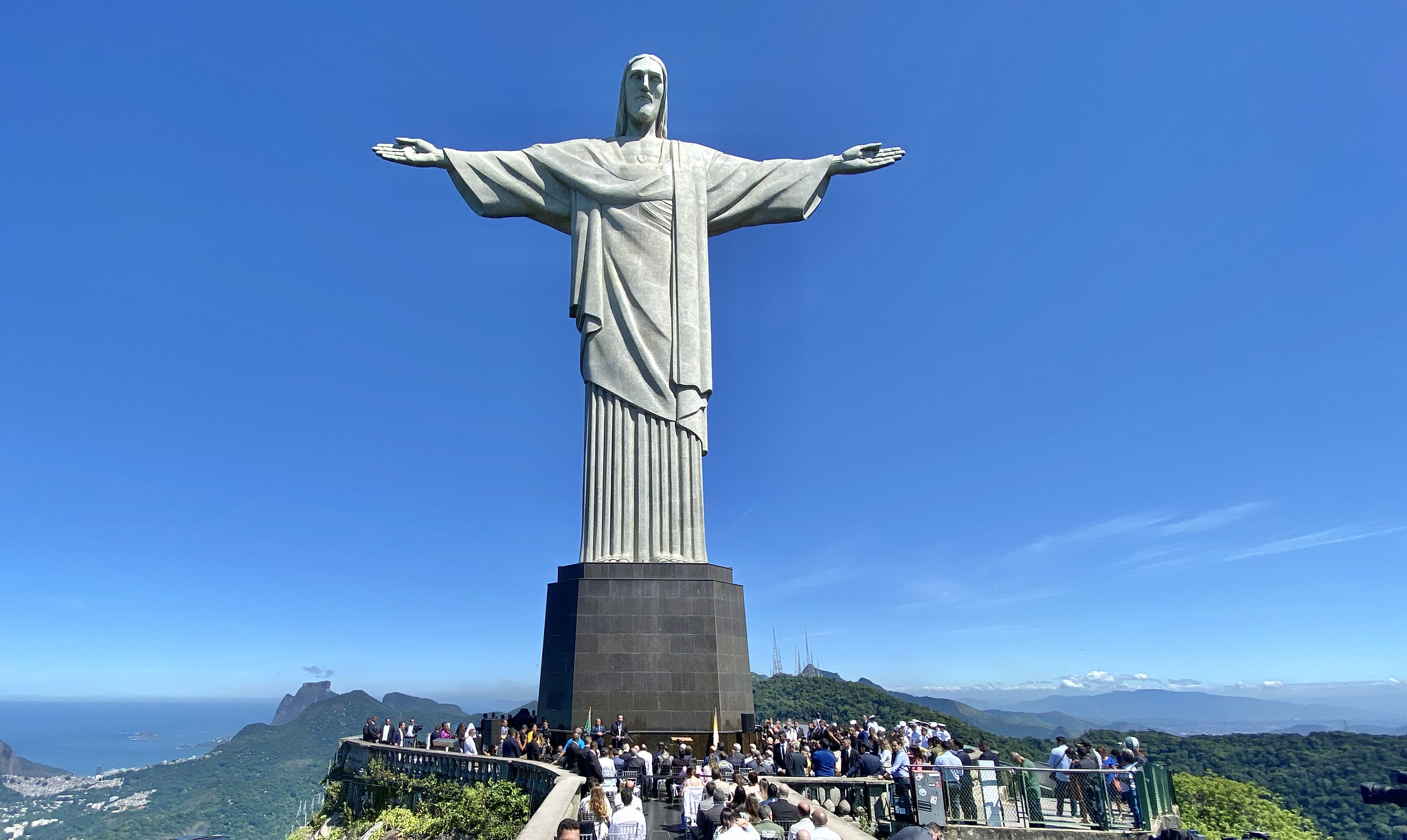 Castro participa de cerimônia pelo 100            anos da pedra fundamental do Cristo