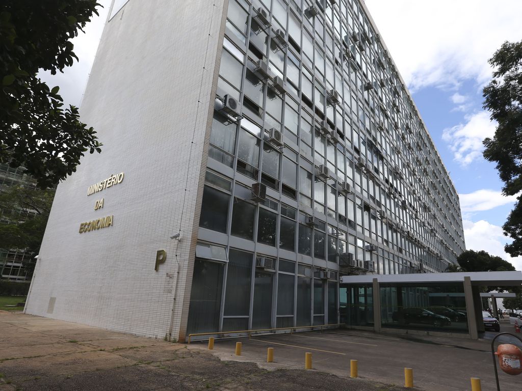 Economia reserva R$ 11,7 bi para reajustes salariais de servidores em 2023