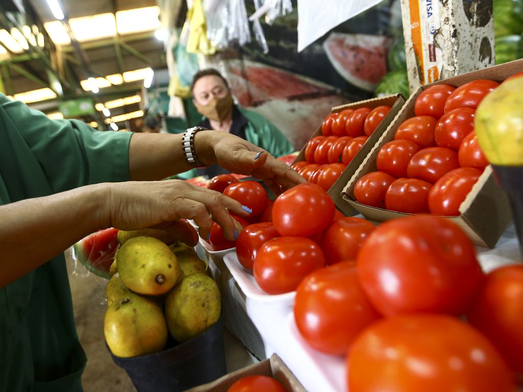 Inflação da feira de até 166% assusta consumidores e esvazia carrinhos