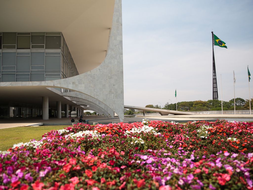 Governo decide dar aumento de 5% a servidores e tirar verbas de outras áreas