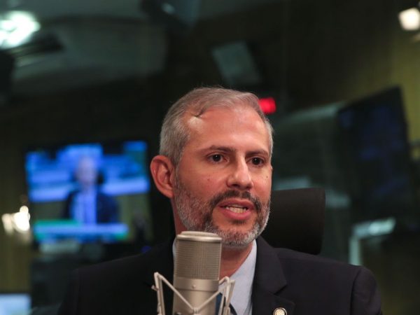 Presidente Bolsonaro efetiva ministro da Educação