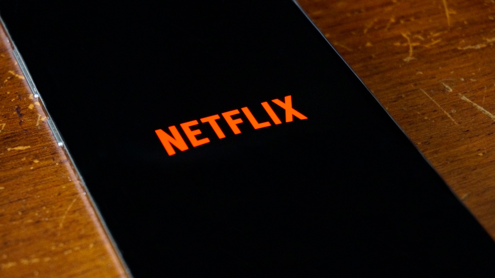 Netflix despenca quase 40% na Bolsa dos EUA após perda de assinantes