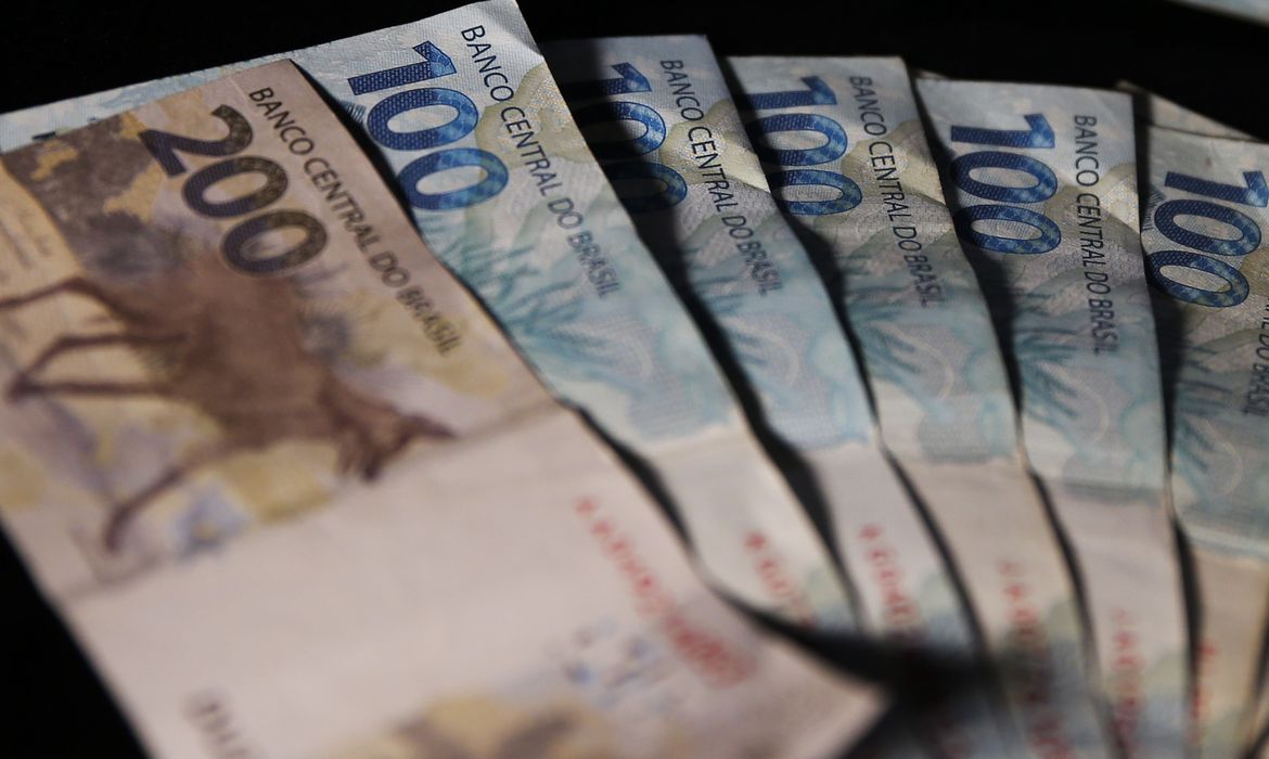 Prévia da carga tributária sobe                         para 33,9% do PIB em 2021