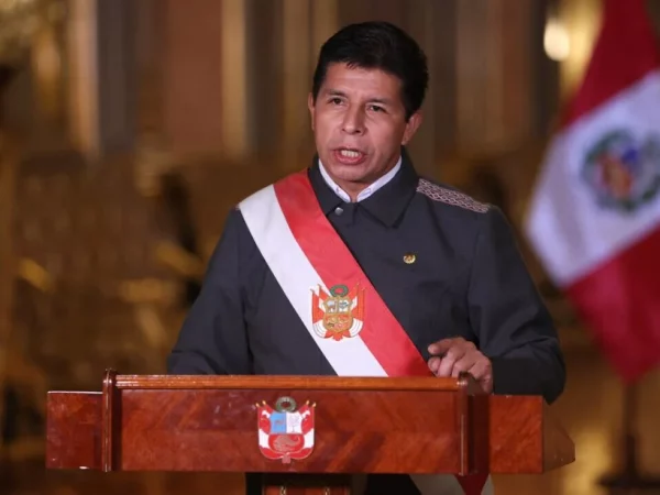Presidente do Peru suspende                          toque de recolher em Lima