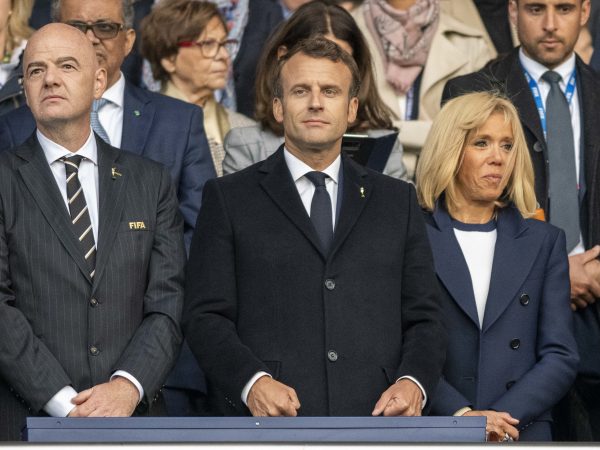 Macron inicia 2º mandato na França sob pressão para mudar mais do que o nome do partido