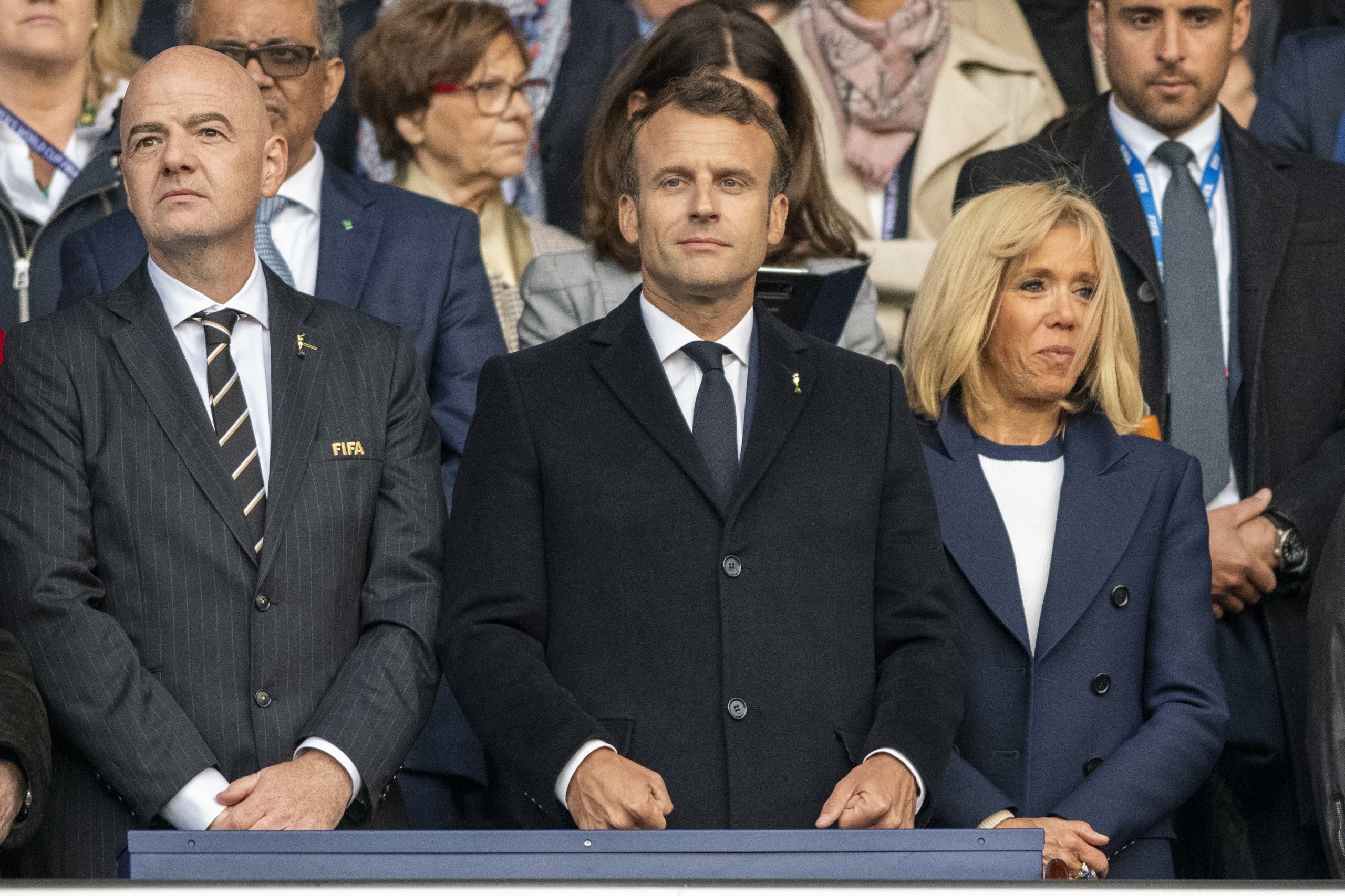 Macron inicia 2º mandato na França sob pressão para mudar mais do que o nome do partido