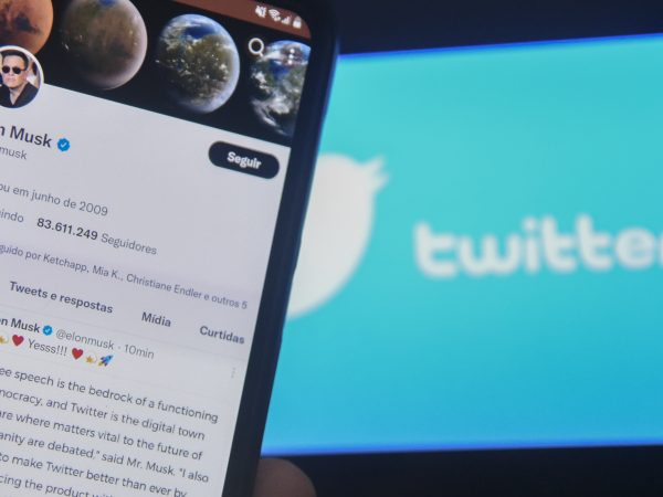 Elon Musk diz que vai reverter proibição de Trump no Twitter
