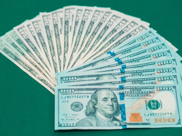 Dólar sobe após acordo sobre dívida nos EUA; Bolsa tem queda puxada por Vale e Petrobras