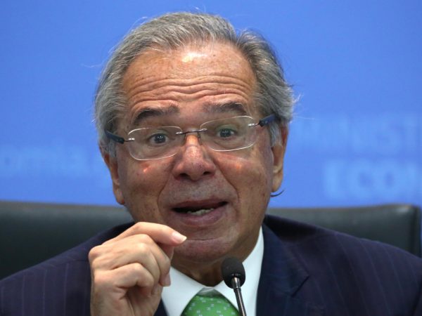 Guedes culpa guerra e pandemia, mas mínimo já não tinha aumento real antes