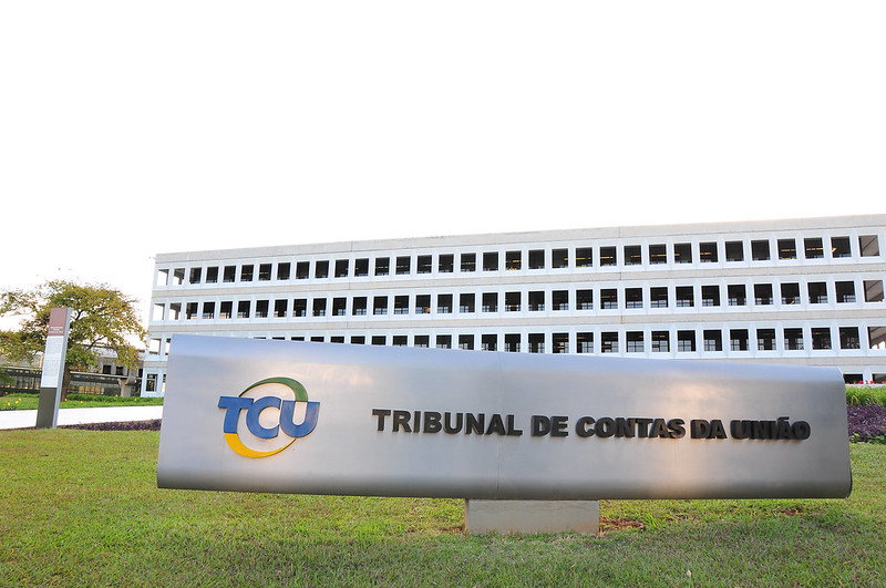 Procuradoria no TCU vê indício de crime em compra de trator com verba para família pobre