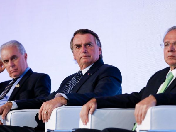 Em SP, presidente critica Petrobras e diz “lamentar” preço do diesel