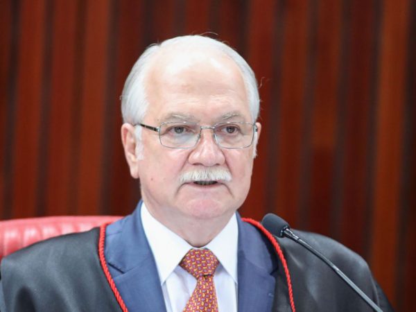 Brasil deve mostrar que rejeita “aventuras autoritárias”, diz ministro